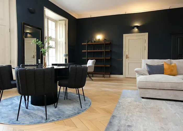 호텔 The Three Sisters Old Town 4*