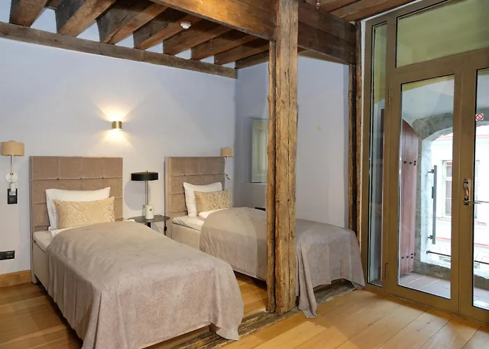 호텔 The Three Sisters Old Town 4*